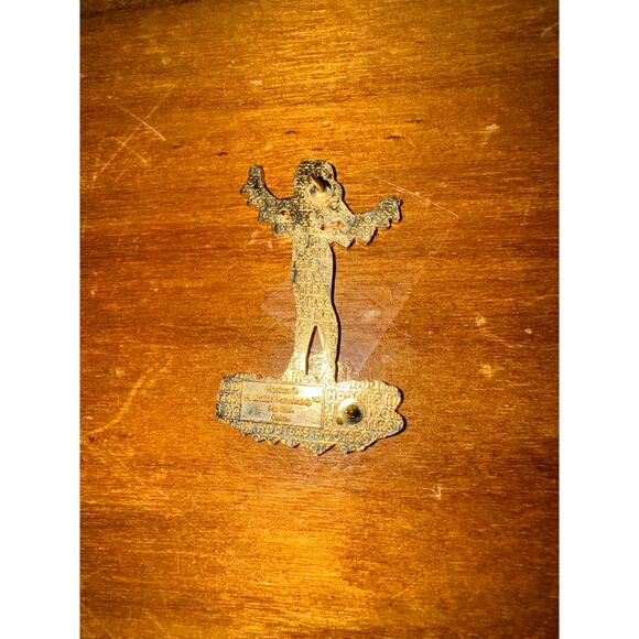 2 Hooters holiday Pins Christmas Happy holidays and Valentines - Picture 5 of 8